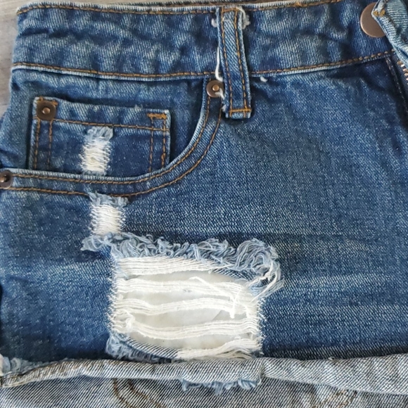 Cut Off Jean Shorts - Picture 4 of 7